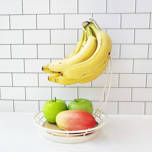 바나나걸이가 있는 과일 바스켓